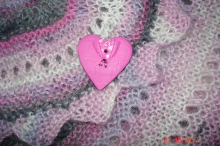 Pull cliente avec bouton coeur rose