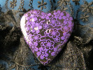 Bouton gros coeur noir et violet