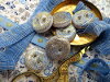 Bouton rond brillant blanc feuillage bleu et or