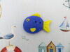 Bouton poisson boule bleu et jaune