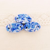 Perle ovale plate fleurie bleu et blanc