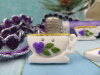 Bouton tasse blanche Digoin violet et vert