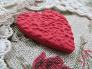 Bouton gros coeur motif relief rouge