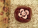 Bouton rond relief fleur bordeaux coeur rose