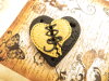 Bouton gros coeur noir et petit coeur ocre jaune