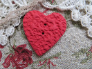 Bouton gros coeur motif relief rouge