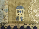 Bouton petite maison blanc et bleu