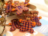 Bouton en forme de nounours marron tarten orange violet