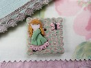 Bouton carré petite fille au papillon rose et vert