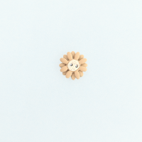 Bouton petite marguerite beige et coeur blanc