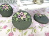 Bouton rond vert petites fleurs roses