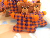 Bouton en forme de nounours marron tarten orange violet