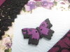 Bouton gros papillon noir et violet