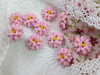 Bouton petite marguerite rose coeur jaune