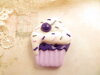 Bouton gâteau cupcake violet