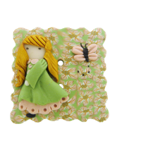 Bouton carré petite fille au papillon rose et vert