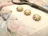 Bouton petite marguerite beige et coeur blanc