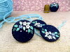 Bouton rond marine petites fleurs bleues