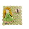 Bouton carré petite fille au papillon rose et vert