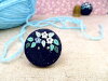 Bouton rond marine petites fleurs bleues