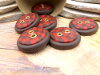 Bouton rond marron et rouge de 28mm