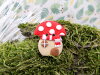 Bouton champignon beige rouge et blanc