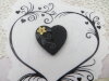 Bouton coeur noir fleur dorée